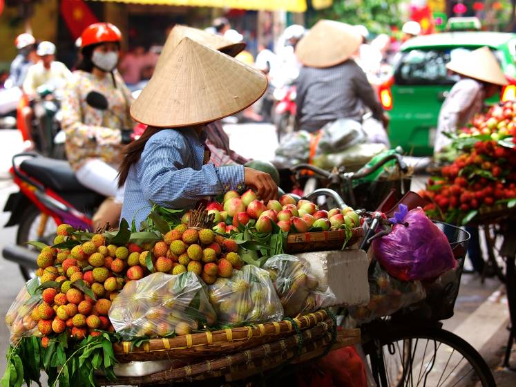 Strassenverkäufer in der Altstadt von Hanoi Vietnam