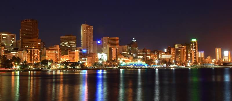 Skyline der Metropole Durban bei Nacht