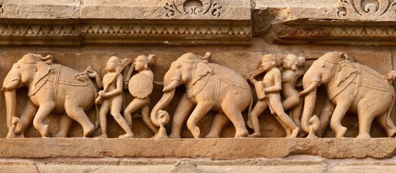 Besonders die Skulpturen machen Khajuraho zum spannenden Indien Reiseziel