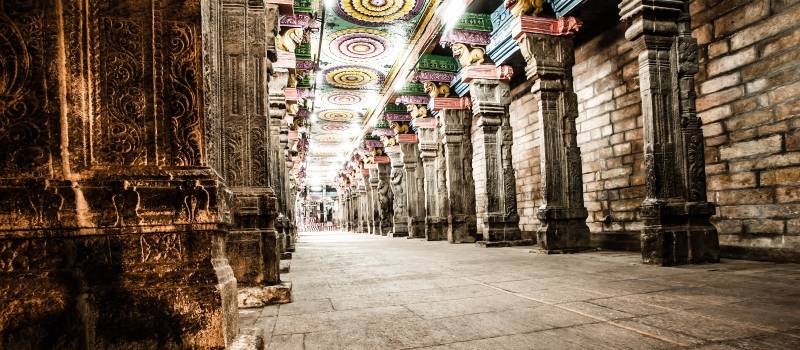 Imposanter Säulengang in Madurai