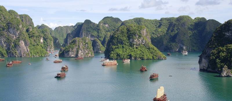 Die Halong Bucht gehört zu den Höhepunkten von Vietnam Reisen