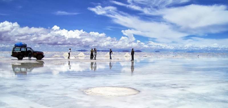 Bolivia - Uyuni-Salt flats in rain with car