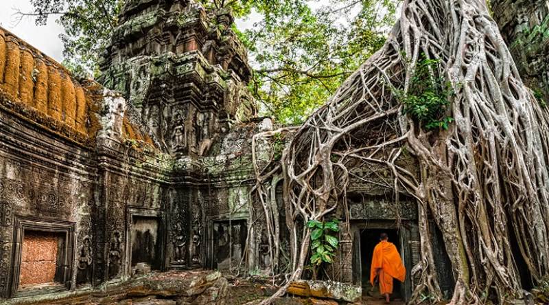 Buddhist monk at Angkor Wat, Siem Reap, Cambodia Tours Enchanting Travels