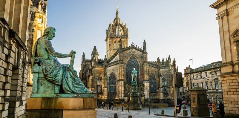 Street view of the historic Royal Mile, Edinburgh, Scotland, Europe