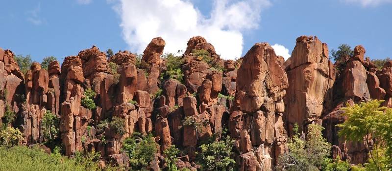 Dramatische Landschaften: Steiniges Kliff