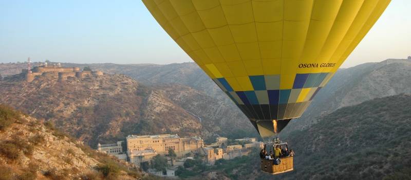 Blick vom Heißluftballon auf Samode, Rajasthan, India