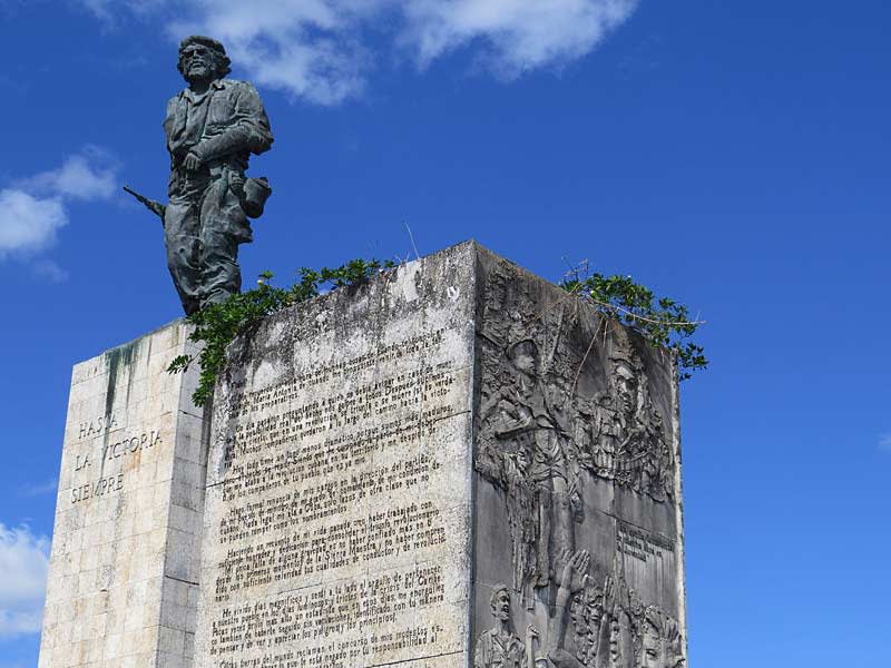 Statue of Che Guevara outside the headquarters of the Provincial