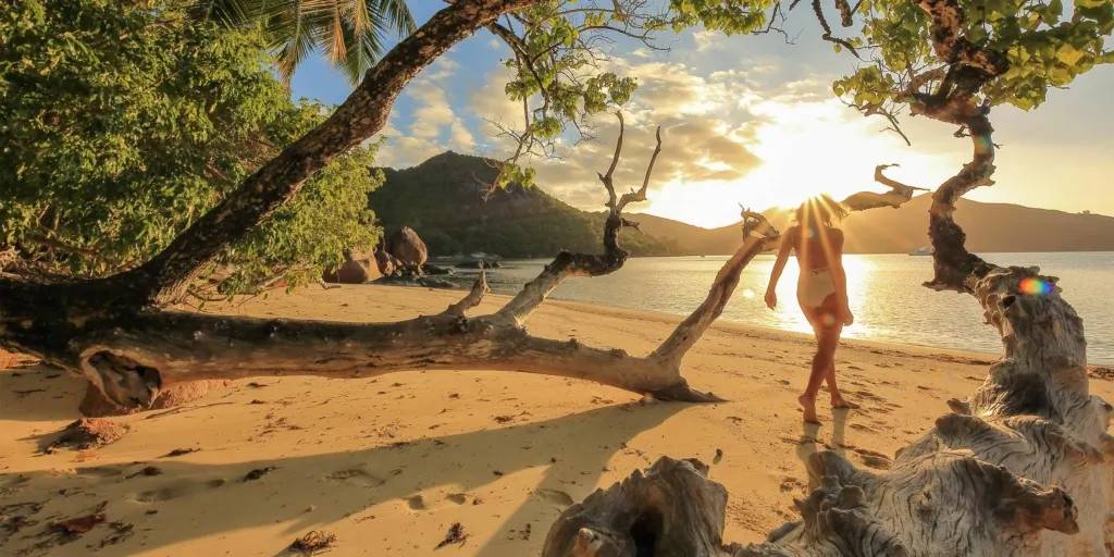 seychelles_woman_walking_beach