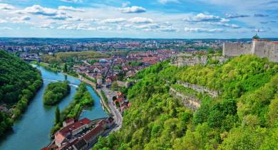 L’iconica Cittadella di Besançon sovrasta la città e il fiume Doubs, mostrando il paesaggio fortificato unico di questo sito UNESCO in Borgogna Franche-Comté, Francia.