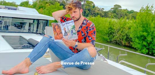 Jeune qui lit un magazine sur le solarium d'un bateau Horizon en Bourgogne