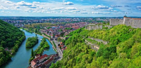 L’iconique Citadelle de Besançon dominant la ville et la rivière Doubs, illustrant le paysage fortifié unique de ce site classé au patrimoine mondial de l’UNESCO en Franche-Comté, Bourgogne, France.