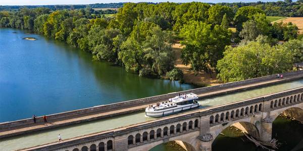 Orb acqueduct - Le Boat