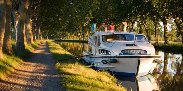 Des amis dînant à bord d'un bateau Le Boat sur le Canal du Midi