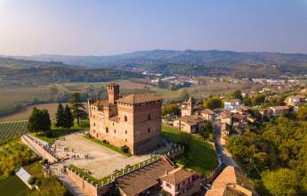 Vista aerea del castello di Grinzane Cavour, Langhe, Piemonte, Italia