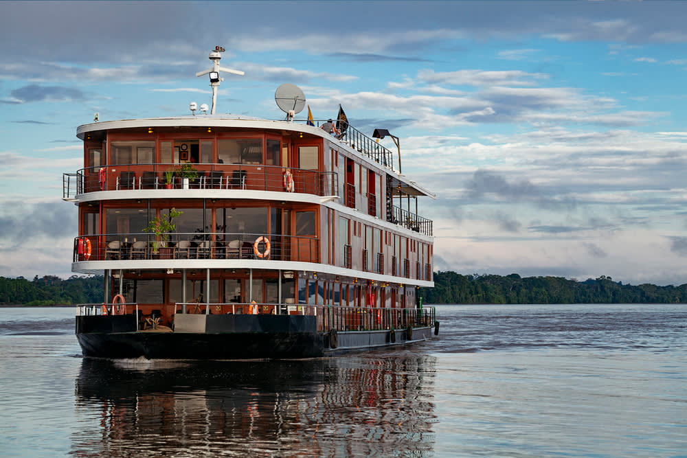 Frontansicht des MV Anakonda auf dem Fluss Rio Napo in Ecuador