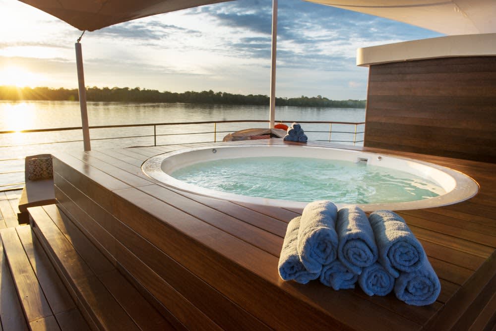 Outdoor jacuzzi Zafiro cruise