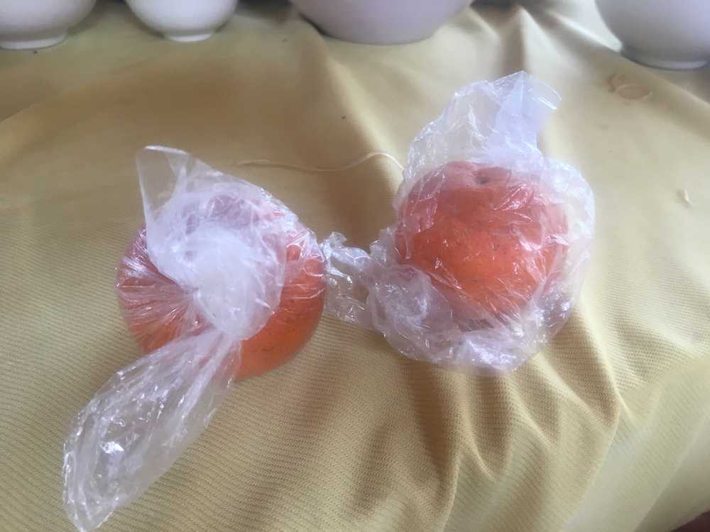 INdividually wrapped oranges