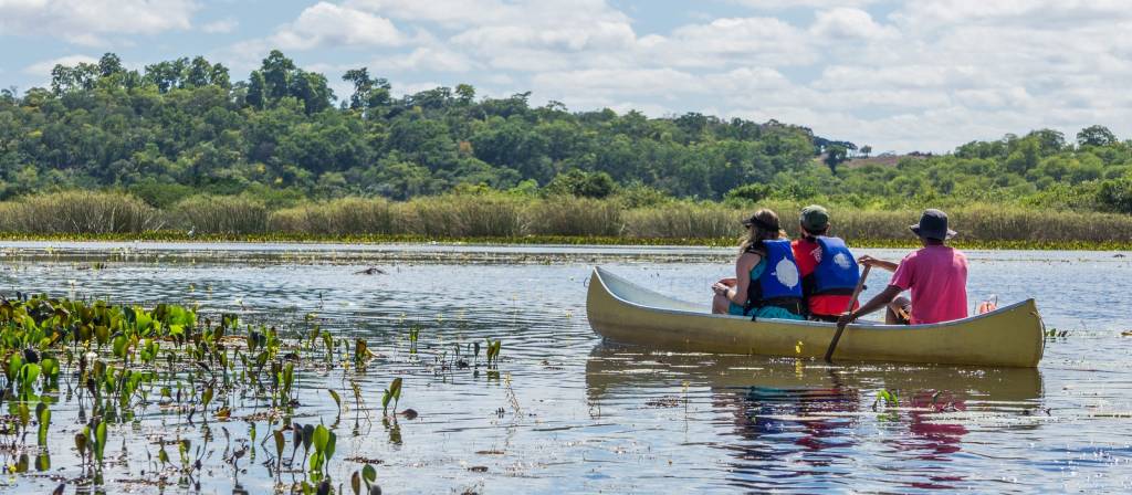Enchanting Travels Brazil Tours Tourists with a guide in a canoe at Pantanal Marimbus (Marshland Marimbus), Chapada Diamantina, Bahia, Brazil