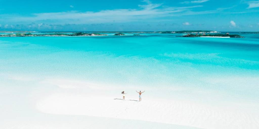 Couple sur une plage des Exumas
