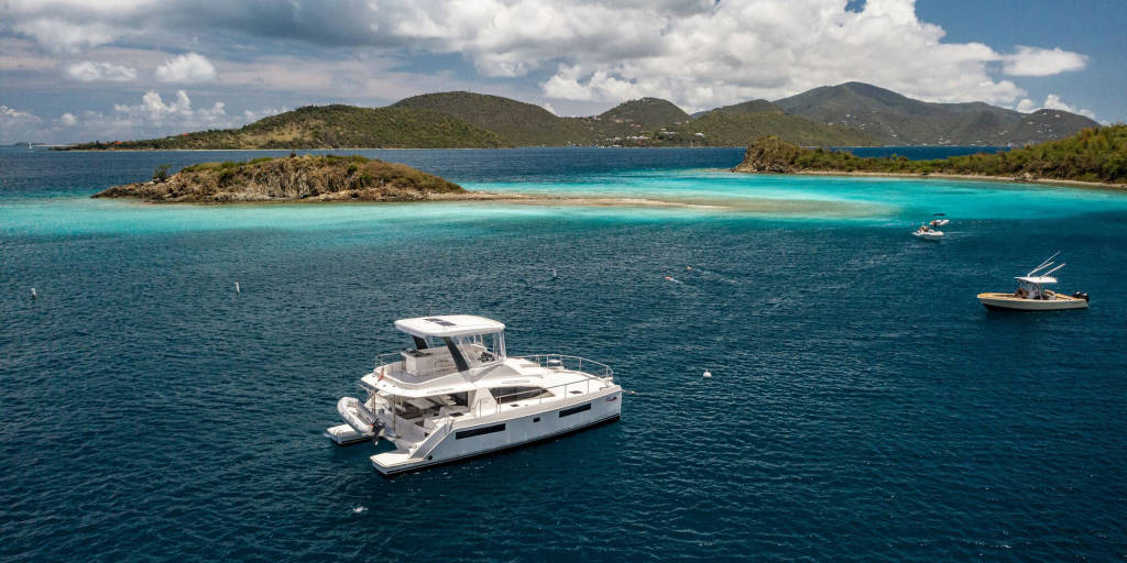 Power boat cruising in Watermelon Cay