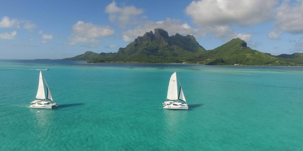 borabora_tahiti_two_moorings4800_under_sail_2400x1200_web
