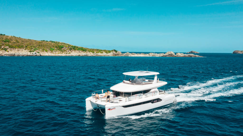 Catamarán motorizado de amarres en marcha