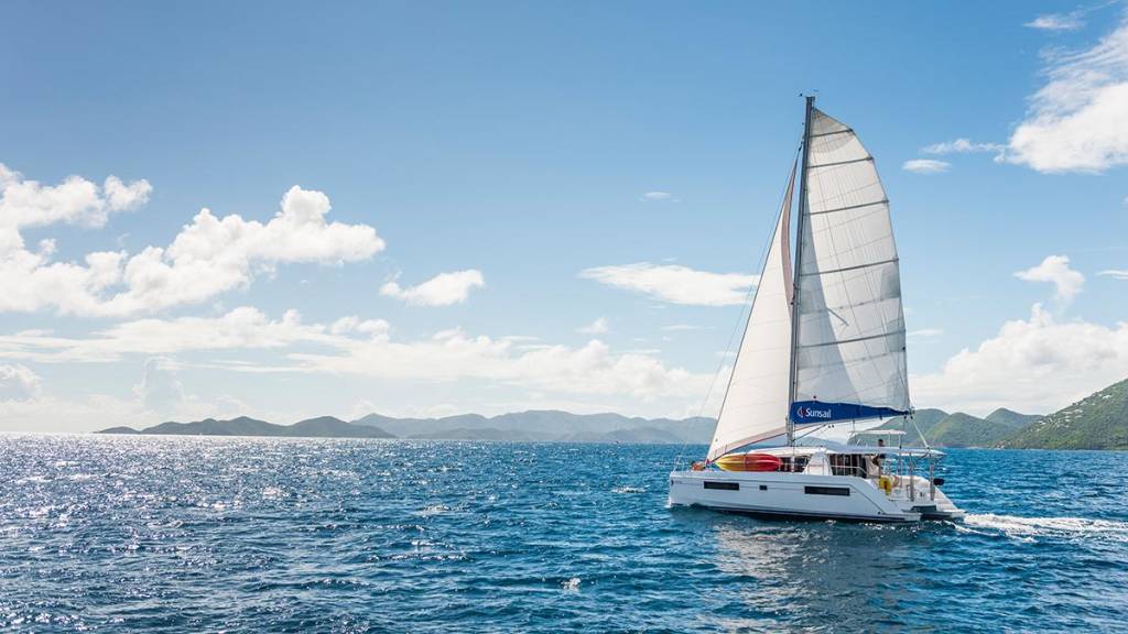 seychelles-catamaran-sailing