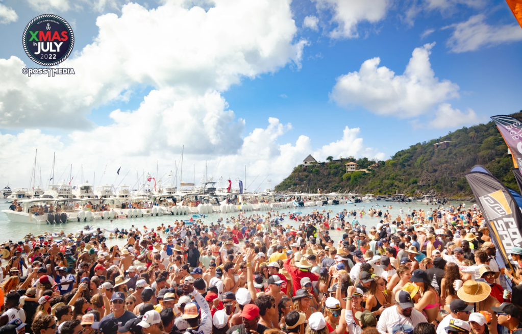 Vista de las personas y los yates en la playa