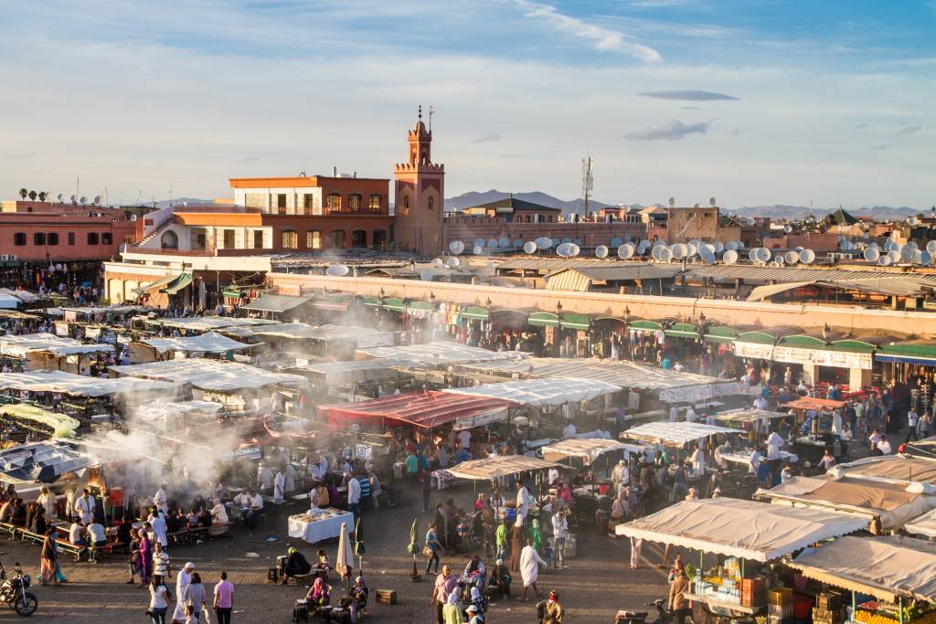 Blick auf die von Rauchwolken umhüllten Essensstände auf dem Jemaa-el-Fna-Platz in Marrakesch, Marokko