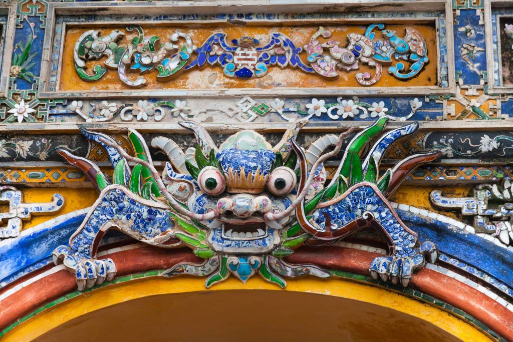 Vietnam Hue. Drachenfigur aus Keramik an einem Eingangstore zur Verbotenen Stadt