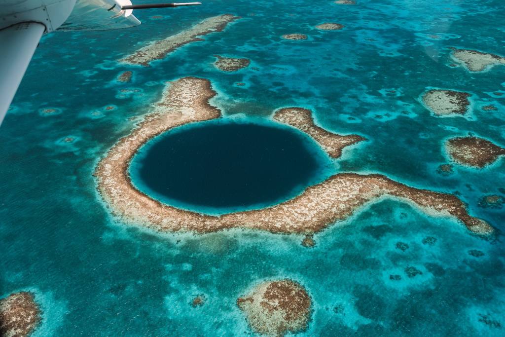 Luftaufnahme auf das Great Blue Hole, ein riesiges Sinkloch im Belize Barrier Reef