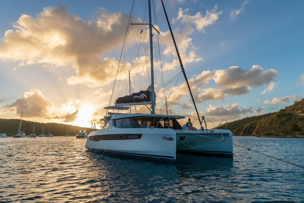 Moorings Segelkatamaran beim Sonnenuntergang