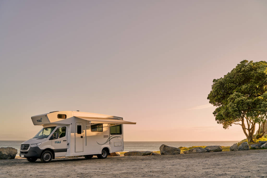 river topbillede motorhome parkeret ved stranden maui autocamper new zealand