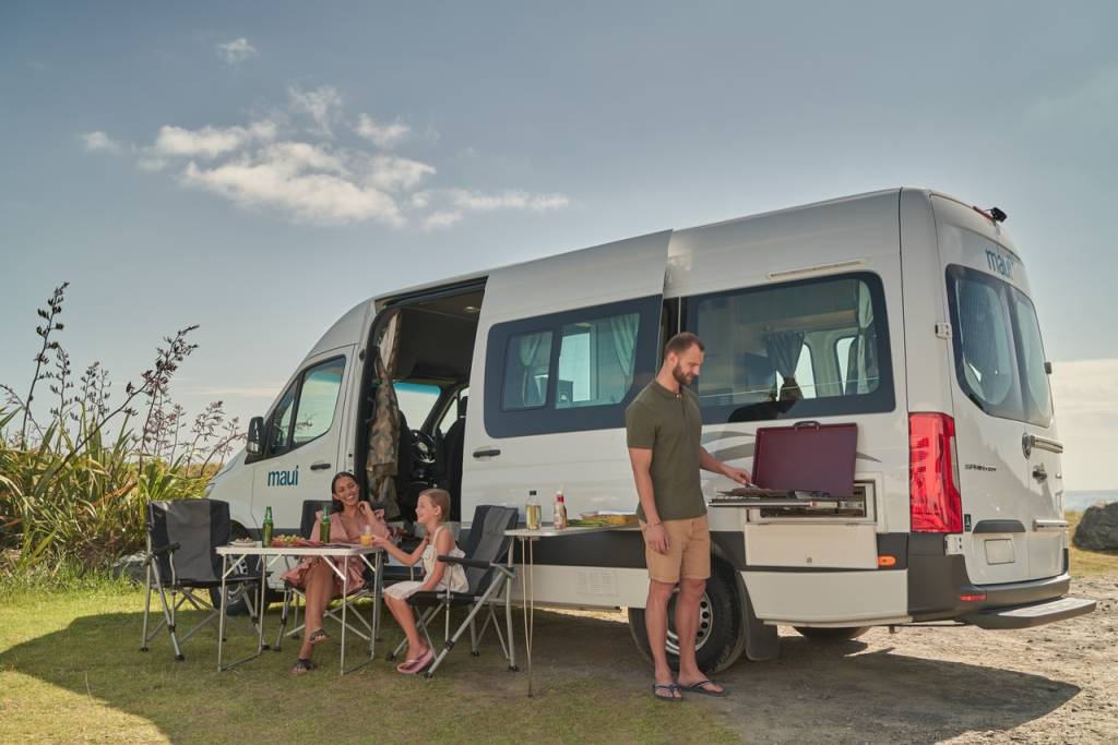 ultima plus maui familie 3 personer grille udenfor hygge new zealand autocamper motorhome