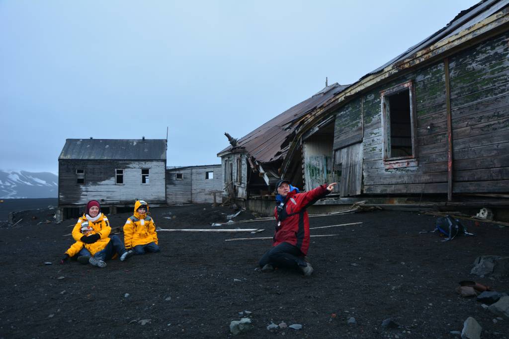 Open_air_class_room_Deception_island.jpg