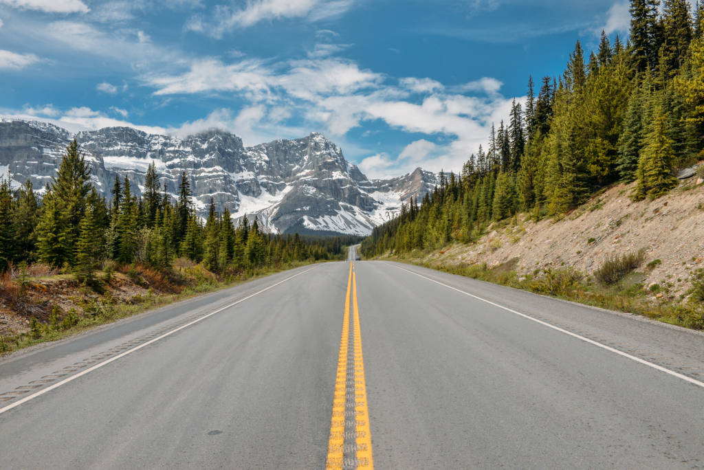 Blick auf den Highway 1 A in Alberta Kanada mit den Rocky Mountains im Hintergrund