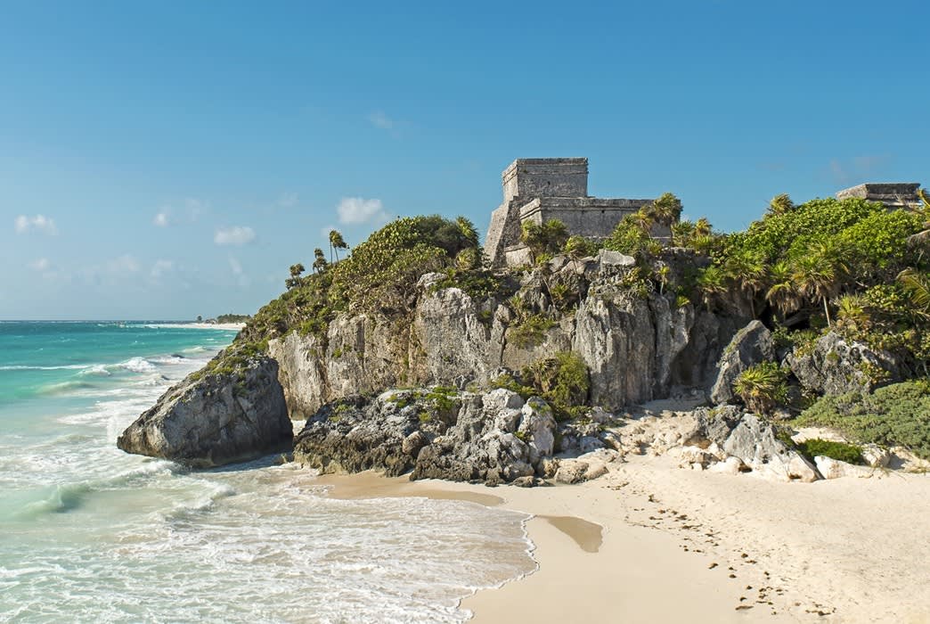 Blick vom Strand auf den Tempel des Windes in Tulum auf der Halbinsel Yucatán in Mexiko