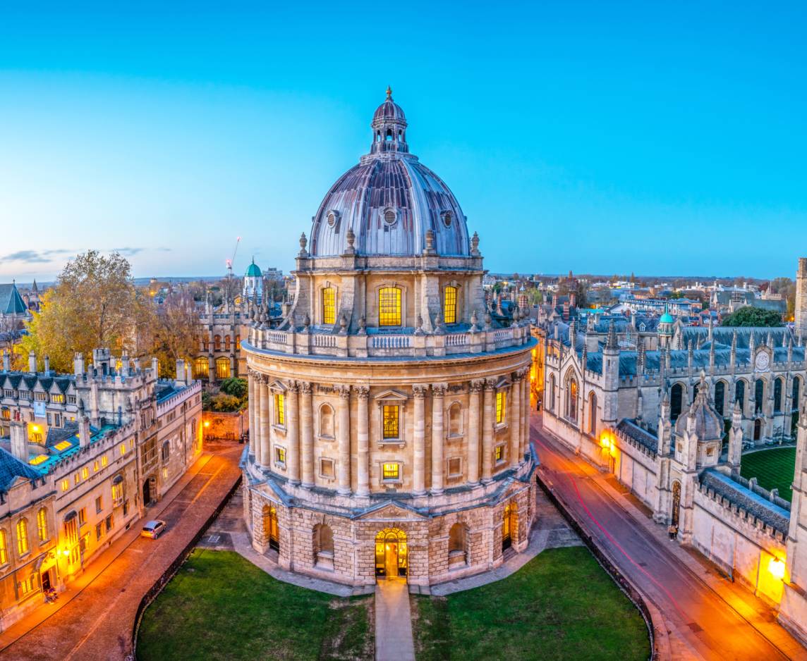 Evening-skyline-panorama-of-Oxford-city-in-England