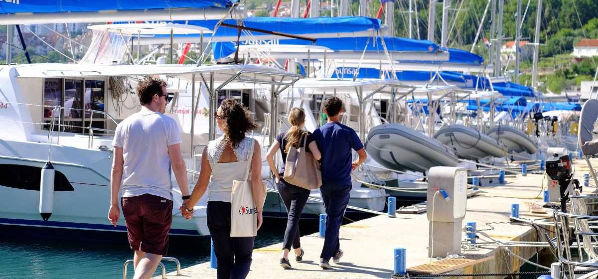 Couples marchant sur un ponton