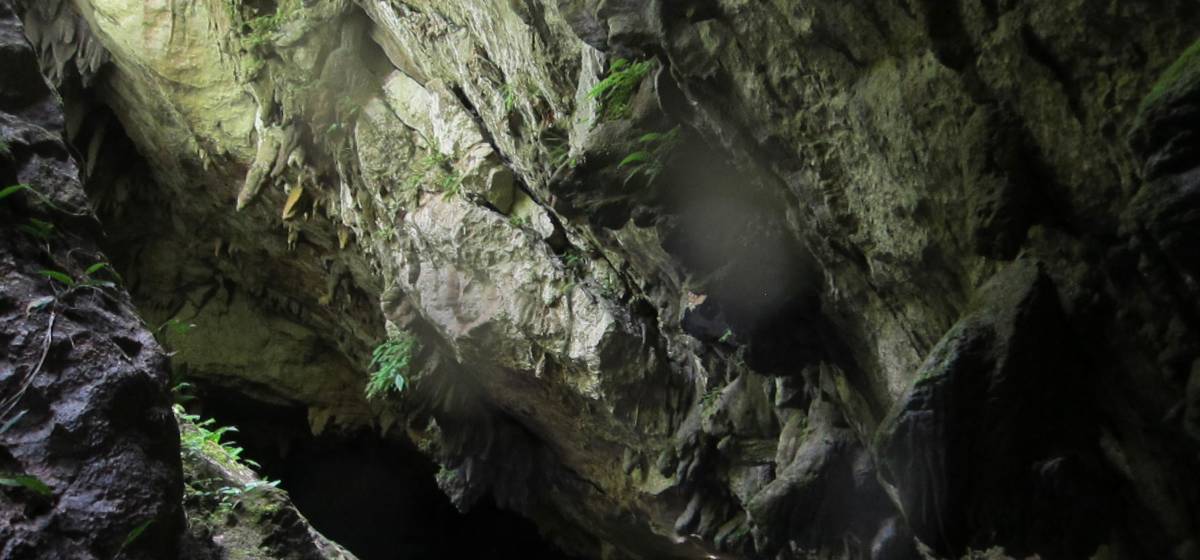 group_cave_tubing_belize_copyright_edreder_flickr_2400x1350_web-1