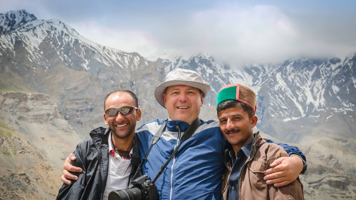 Photo friends guide, traveler and the driver before the pass, Kunzum La