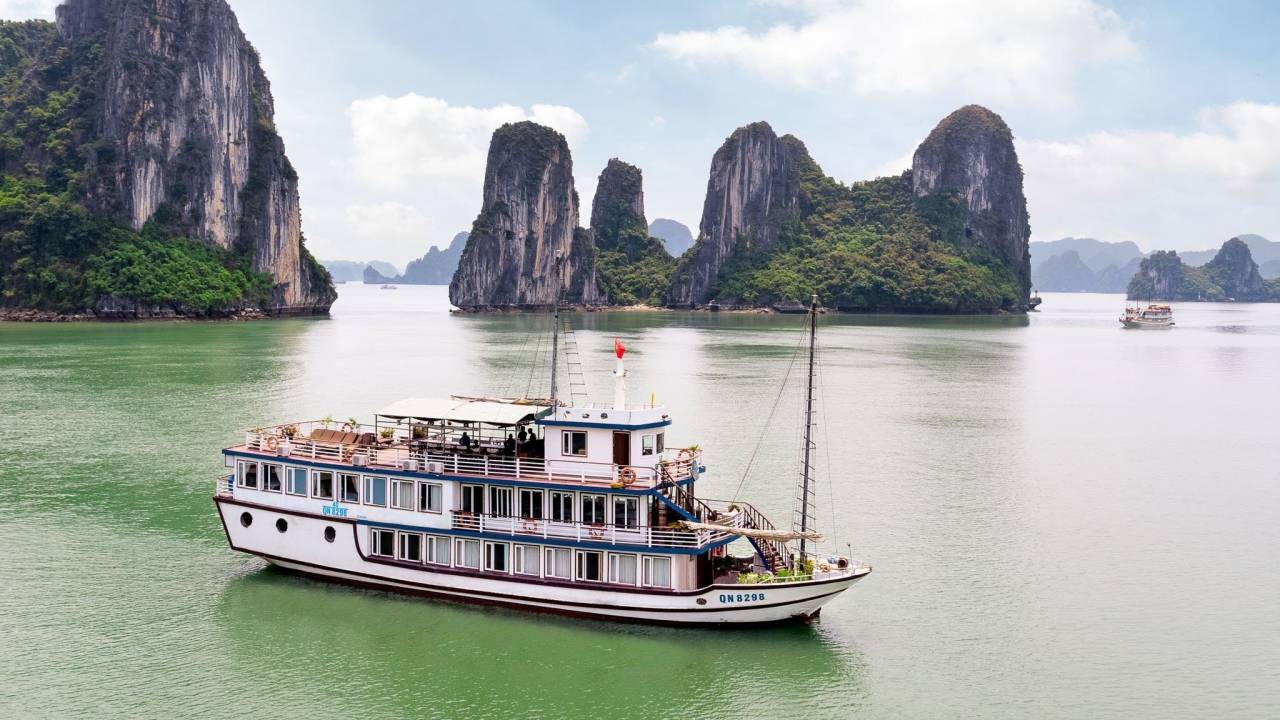 Vietnam & Angkor – Premium Adventure