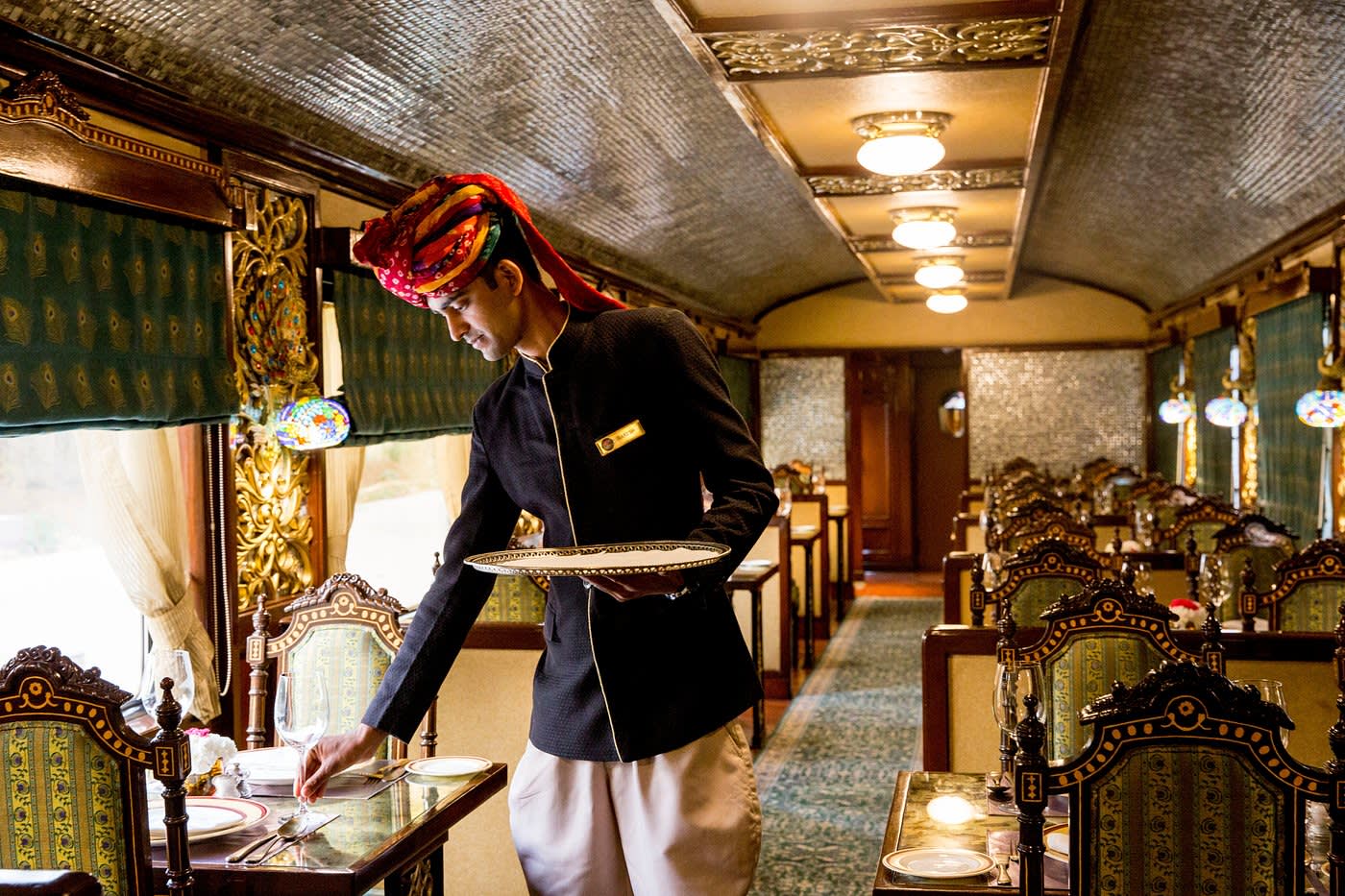 Traditionell gekleideter Kellner im opulenten Speisewagen des indischen Maharajas' Express Zuges