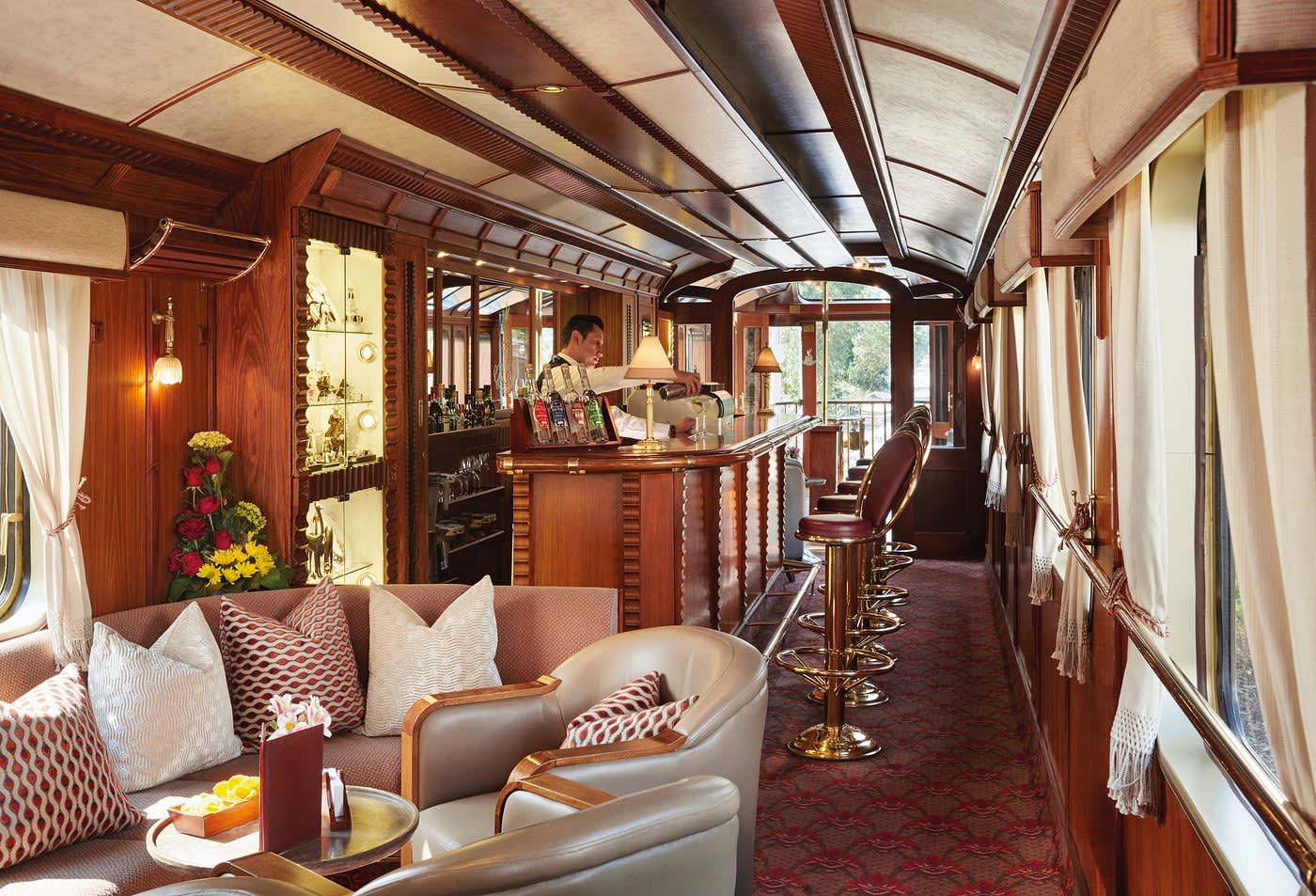 Interior des Barwagens im Luxuszug Belmond Hiram Bingham