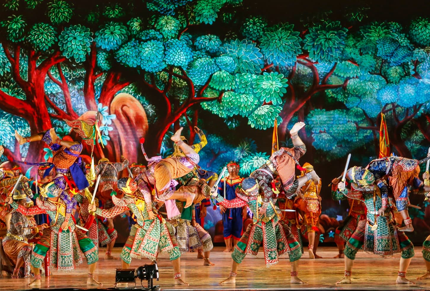 Momentaufnahme einer Aufführung des traditionellen thailändischen Maskentanzes Khon