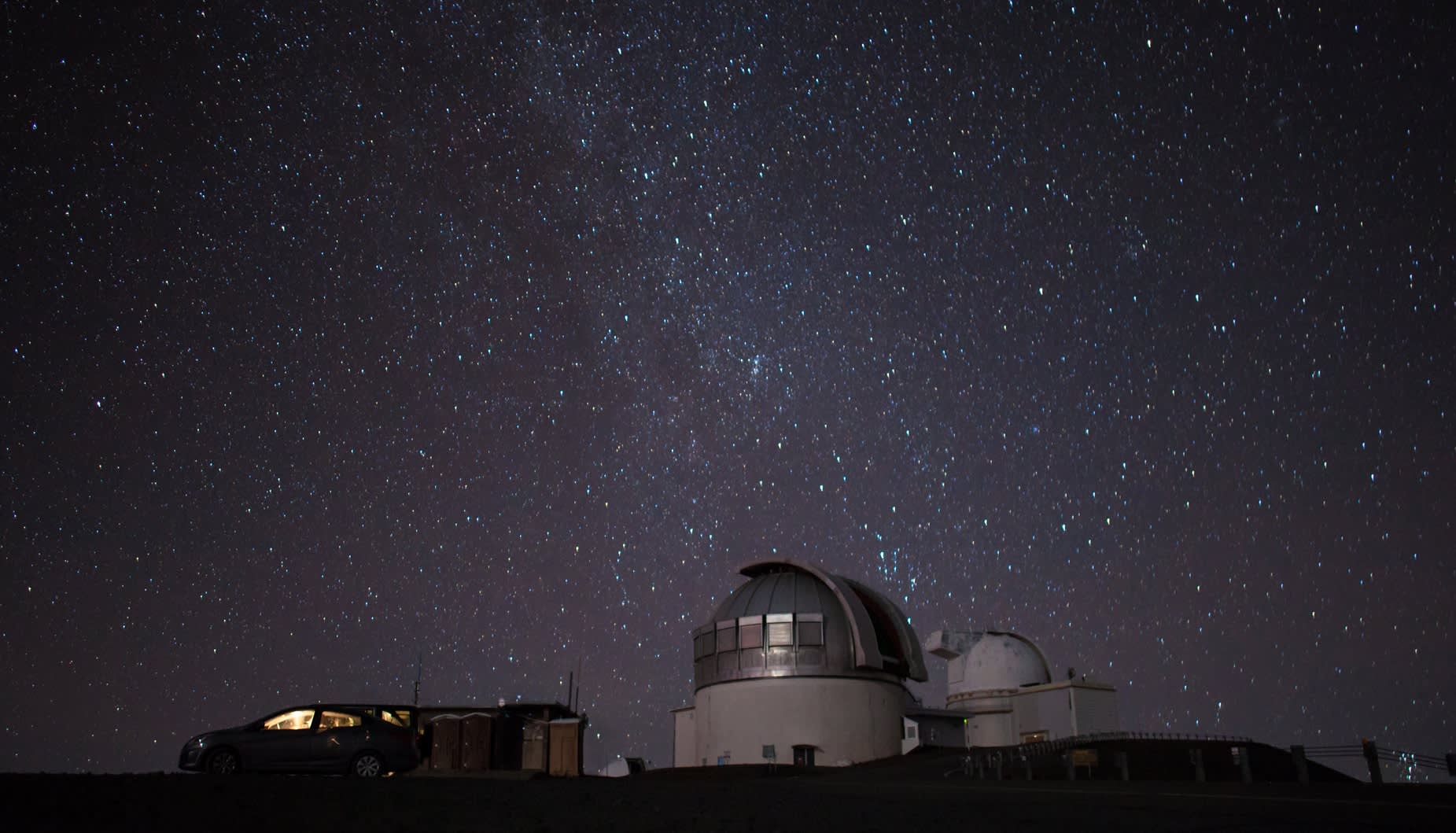 Sternenklarer Nachthimmel am Observatorium auf dem Gipfel des Mauna Kea, Big Island