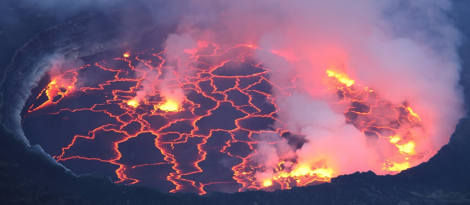 Ruande Sehenswürdigkeiten: Brodelnde Lava in Nyiragongo