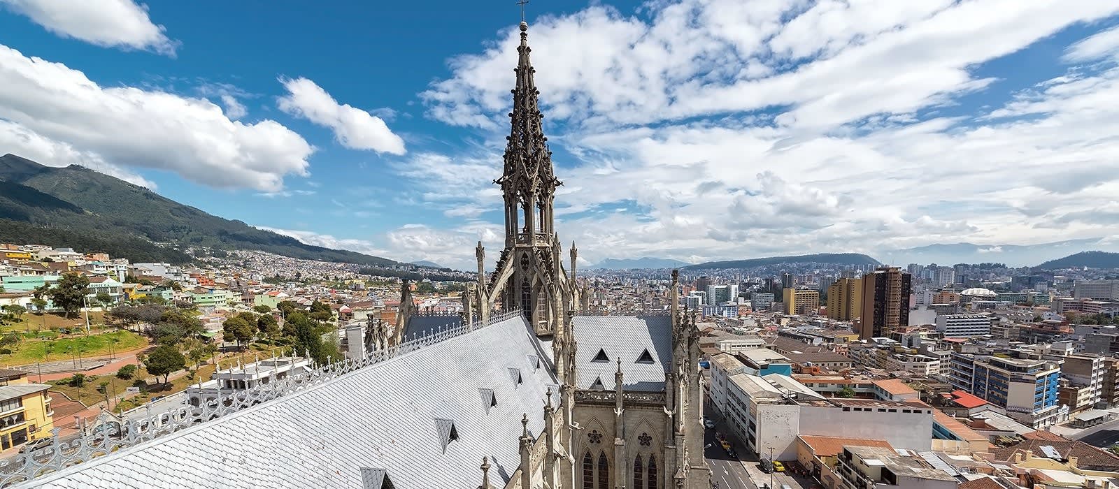 Die Basilika von Quito gehört zu den imposantesten Ecuador Sehenswürdigkeiten