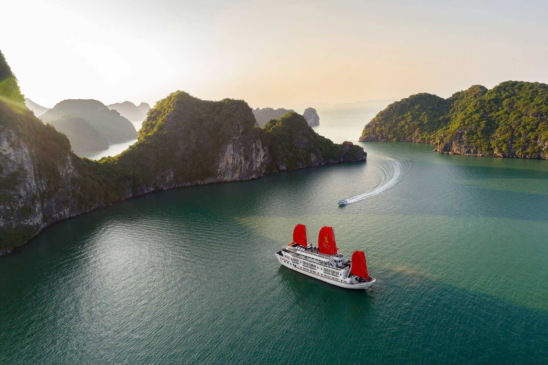 Syrena Cruise ship, Vietnam