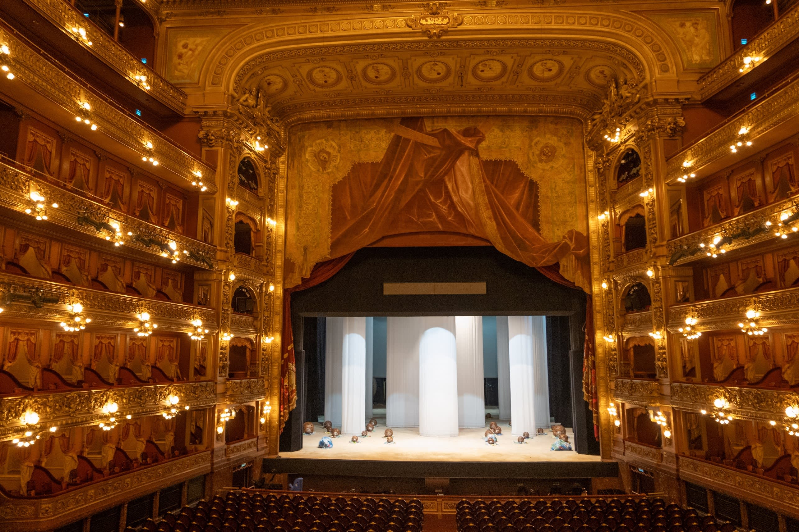 Stimmungsvoll beleuchtete Bühne des Theaters Teatro Colón in Buenos Aires